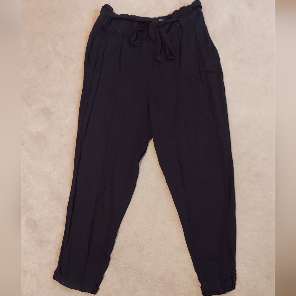 Black pleaded flowy pants